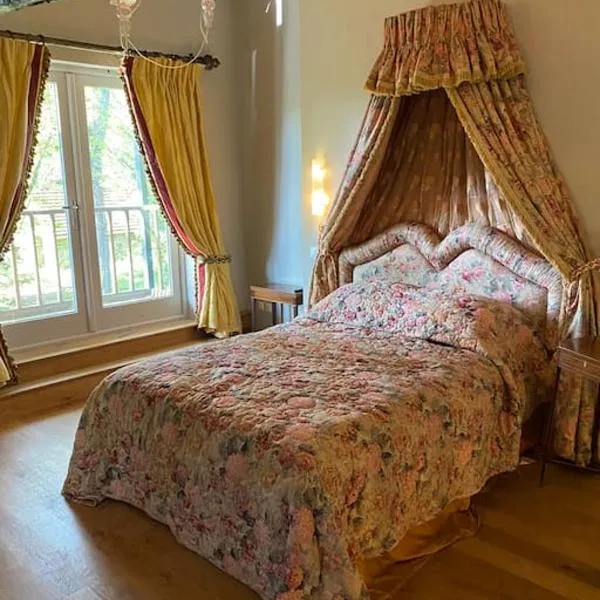 Le Gîte du Château Kervolongar, hotel in Garlan