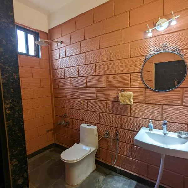 Spacious farmhouse, hotel in Vikārābād