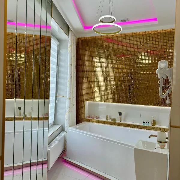 Apartament "Gold Luxury Dubai" Centrum z dużą wanną dla Dwojga, hotel in Gniezno