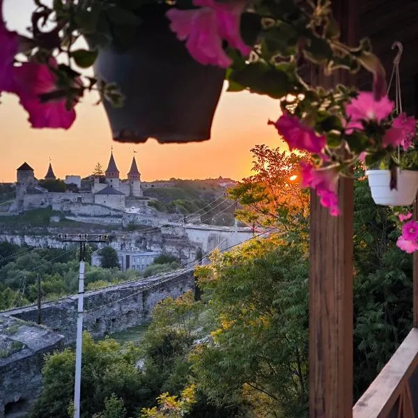 Будинок з видом на Стару Фортецю、カームヤネツィ・ポジーリシクィイのホテル