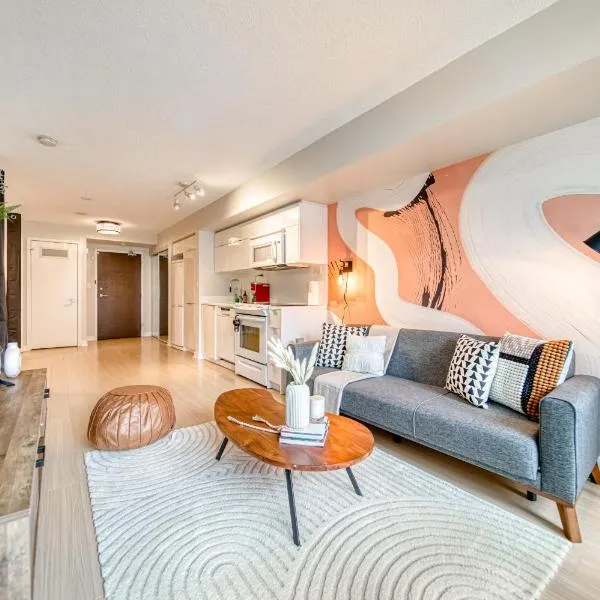 Stylish Downtown Toronto Suite with Free Parking, hotel in Toronto