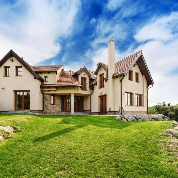 Stylová Lodge s vlastním koupáním, krbem & Netflix, hotel in Varvažov