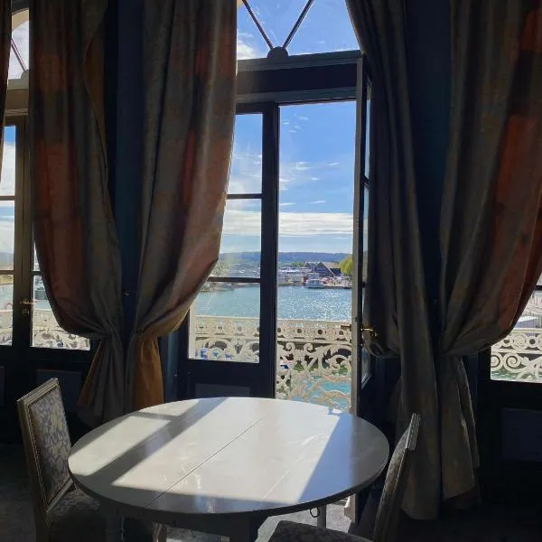 Best Western Le Cheval Blanc -Vue sur le port-plein centre ville, hôtel à Honfleur
