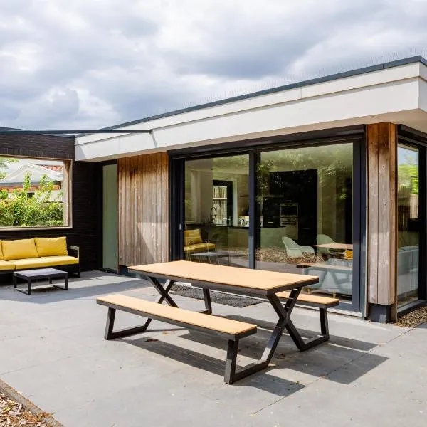 Stijlvol ingerichte (4 pers.) bungalow in Baarland、Baarlandのホテル