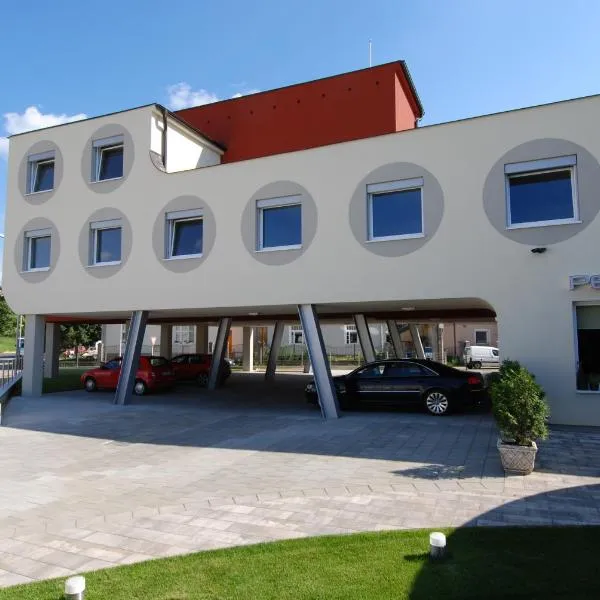 Penzion Royal, hotel in Trenčín