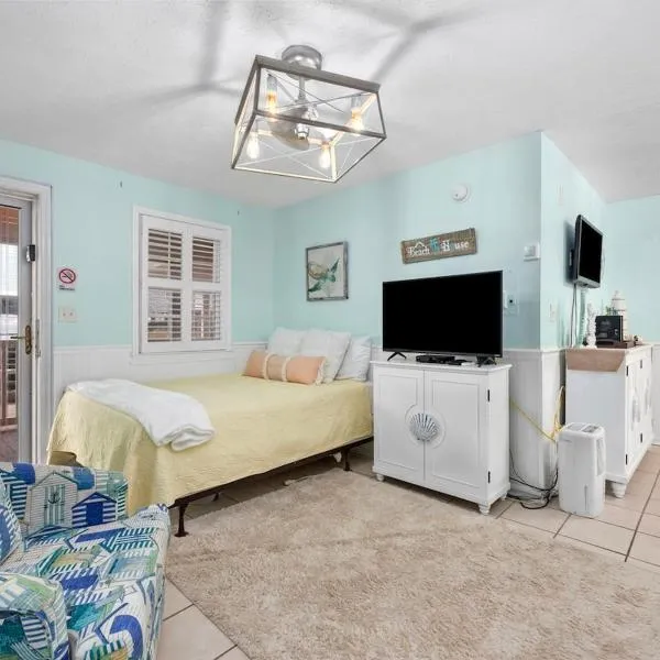 Cherry Grove efficiency just steps from the beach，位于默特尔比奇的酒店