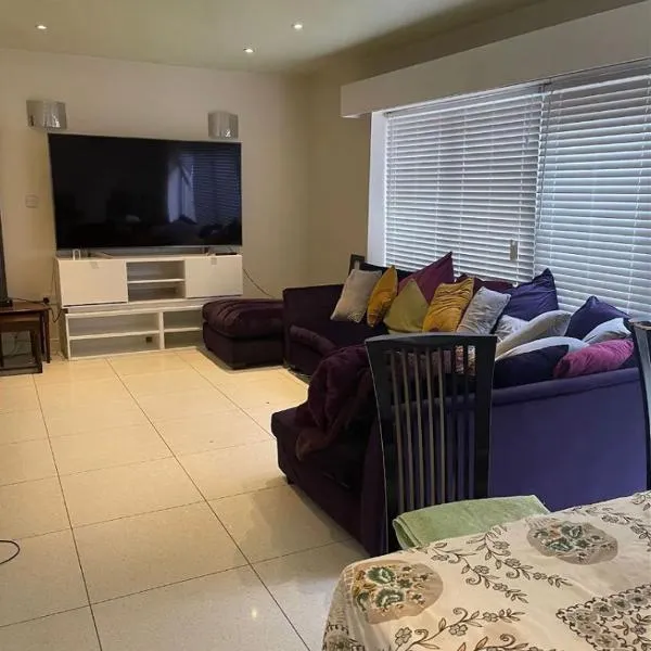 Smart Large Room with disabled facilities Idealy Located near Doncaster - Rotherham -Sheffield, hotel in Rotherham