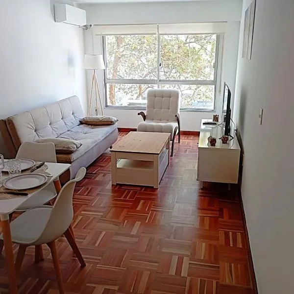 Cómodo apartamento céntrico con garaje, hotel in Montevideo