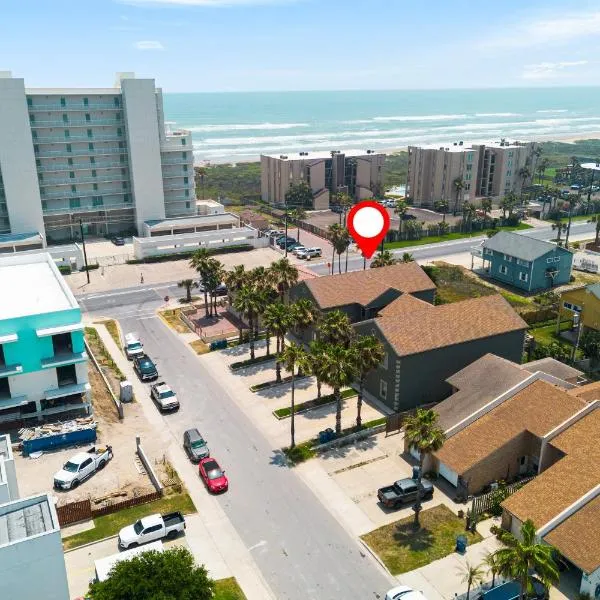 Beautiful 2 Bed 2 bath 1st Floor condo by beach with Pool, hotel in South Padre Island