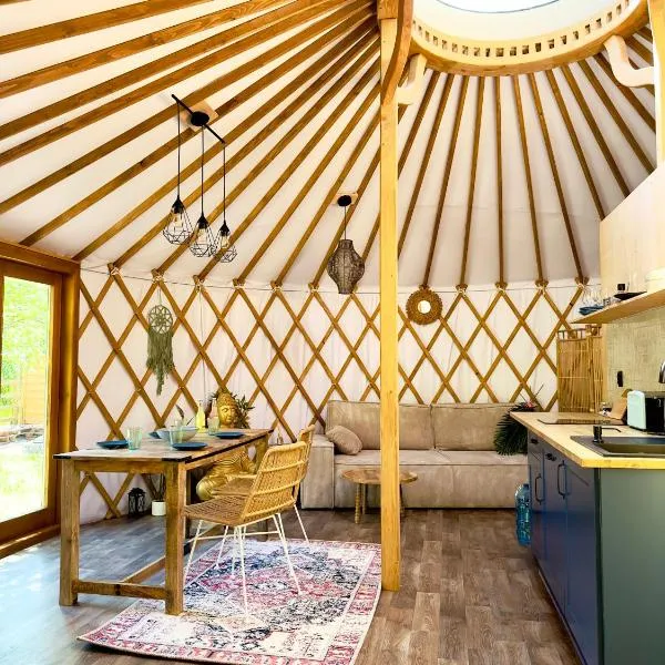 Jurta nad Zegrzem z prywatnym jacuzzi, hotel v destinaci Arciechow