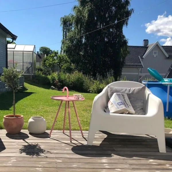 Koselig hus med stor og solrik hage, Hotel in Lillehammer