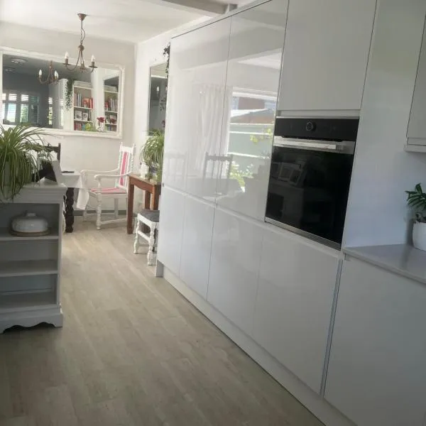 Comfortable Quiet Room in shared 3 bedroom hse Centre, hotel v destinaci Wallingford