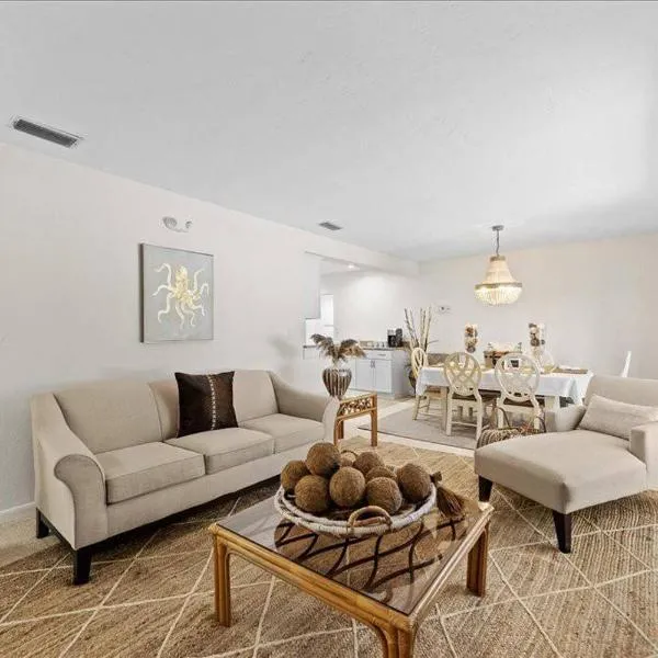 Coastal Chic Home, Walk to Beach, hotel din Cocoa Beach