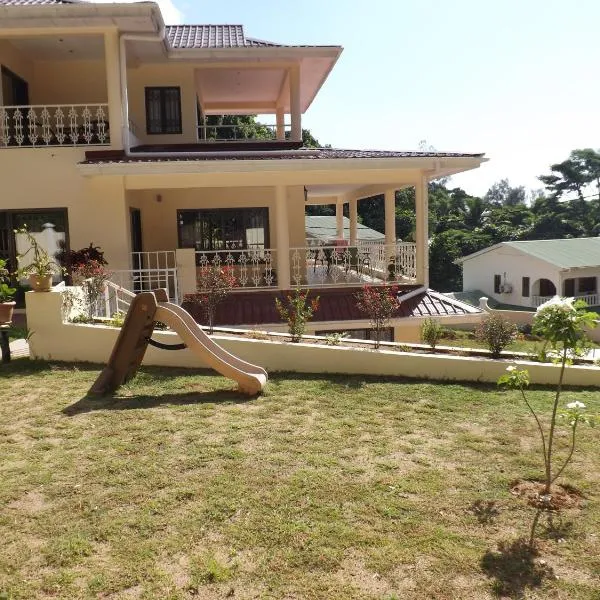 Charlotte Villa, hôtel à Takamaka