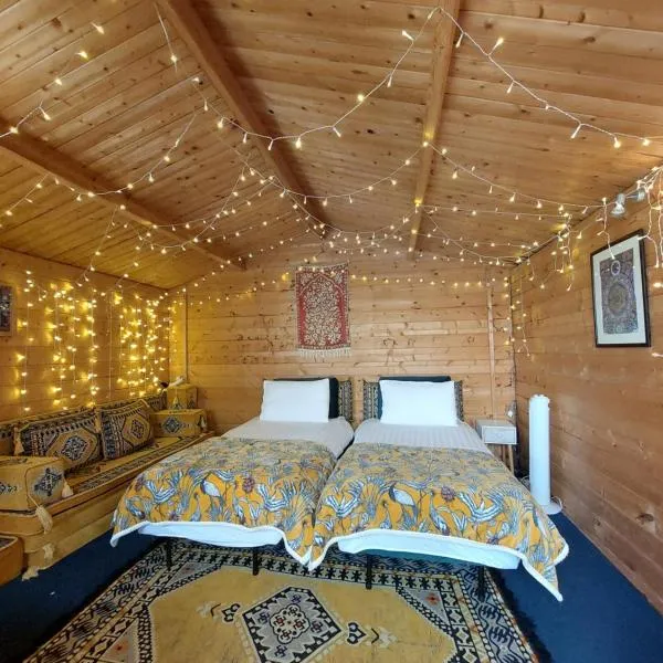 Pilgrims of the Goddess, hotell sihtkohas Glastonbury