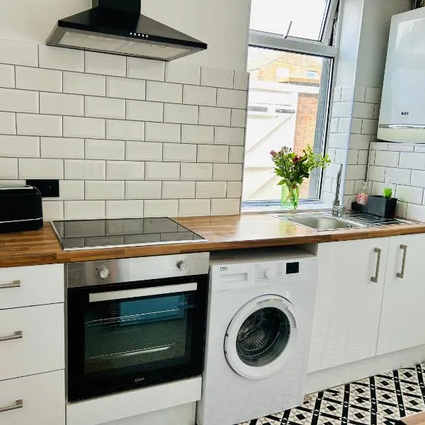 Superbly located terraced house, hotel in Manchester