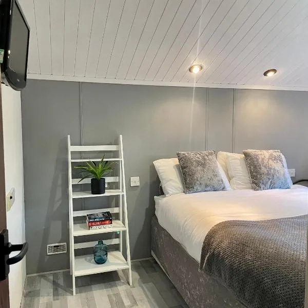 Spacious 3 Bedroom Lodge, South Cerney, Hotel in South Cerney