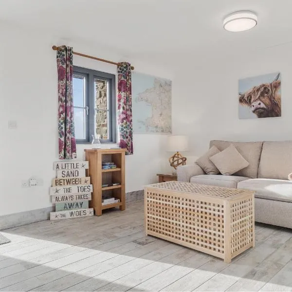 Grassholm Cottage with Hot Tub - Dog Friendly, hotel in Haverfordwest