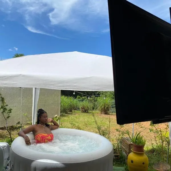 Kaz'Jacuzzi, Jardin et parking privé - Matoury, hôtel à Matoury