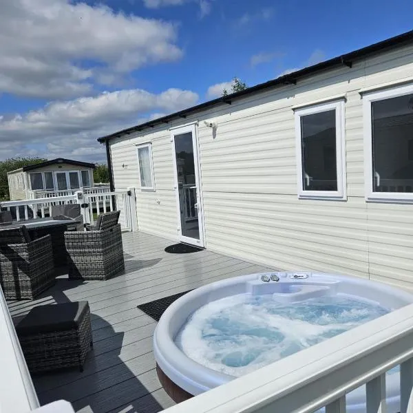 Luxury Caravan 3 Bedroom 8 berth With Hot-tub guests 6 and above require a bond, hotel in Lincoln