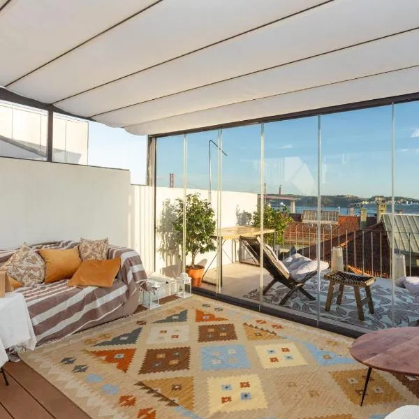 Luxurious Loft : Bridge-View Rooftop | By Airnest, hotel in Lisbon