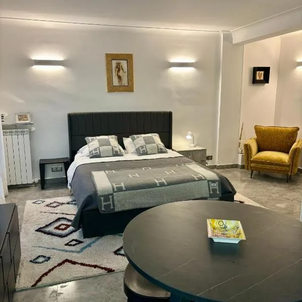 STUDIO near Monaco sea view balcony, ξενοδοχείο σε Roquebrune-Cap-Martin