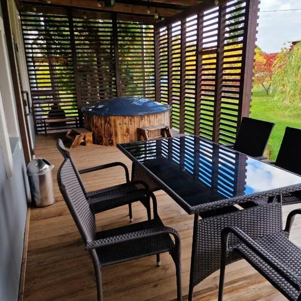 Guest House BENHAUS ar pirti un āra kublu, khách sạn ở Sarkaņi