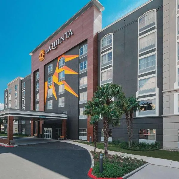 La Quinta Inn & Suites by Wyndham San Antonio Downtown، فندق في سان انطونيو