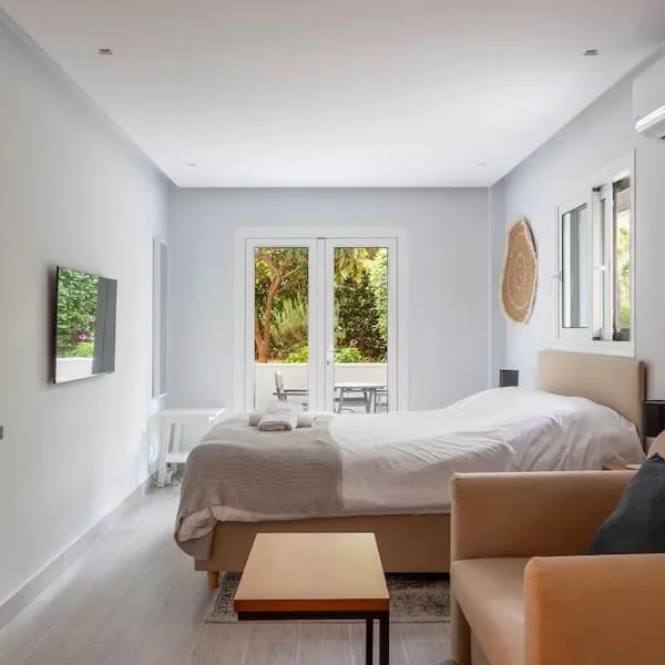 Bright & Breezy Glyfada Studio, hótel í Aþenu