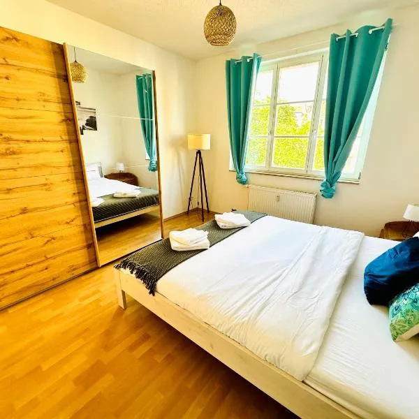 Stötteritz Holiday Apartment - 3 Rooms - 6 People - 5 beds - Balcony - Great public transport 11 minutes to the city, hotel in Leipzig