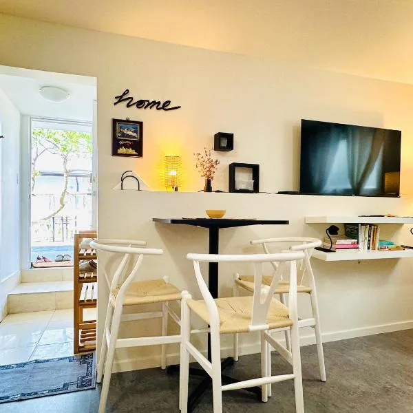 2BR 1BA Garden View Guest Suite - King-size Bed - Free Parking, hotel in Vancouver