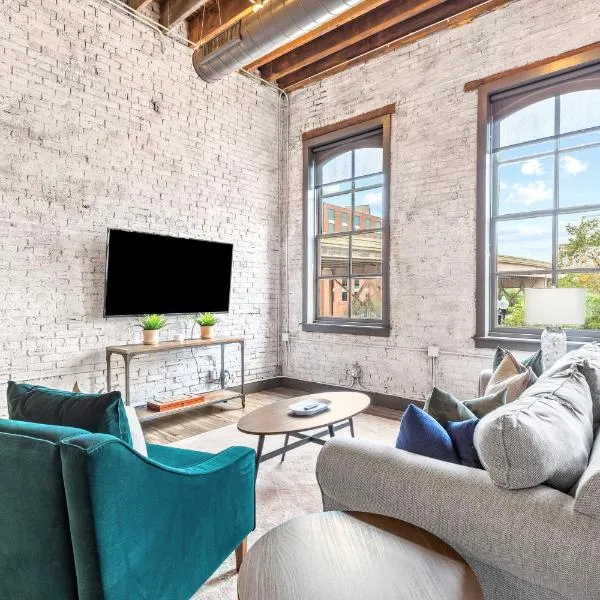 Large Riverfront Loft - Walk to Arch & America's Center, hotel v destinaci Saint Louis