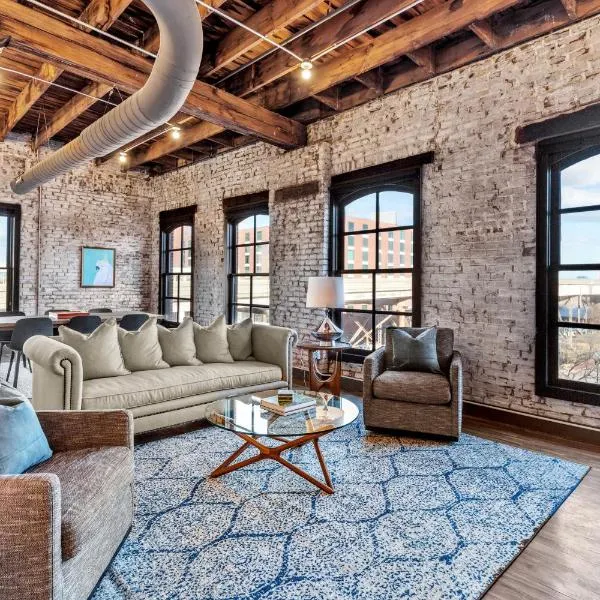 Brick & Bed, Riverfront Lofts, PC 206, hotel in Saint Louis