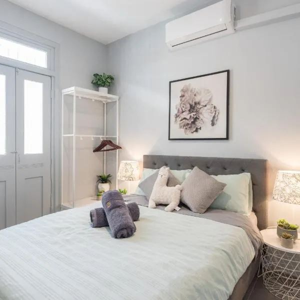 Homely Double Room - AC - 1Min Walk to Central - Close to Darling Harbour Chinatown CBD - Shared Bathroom，位于悉尼的酒店