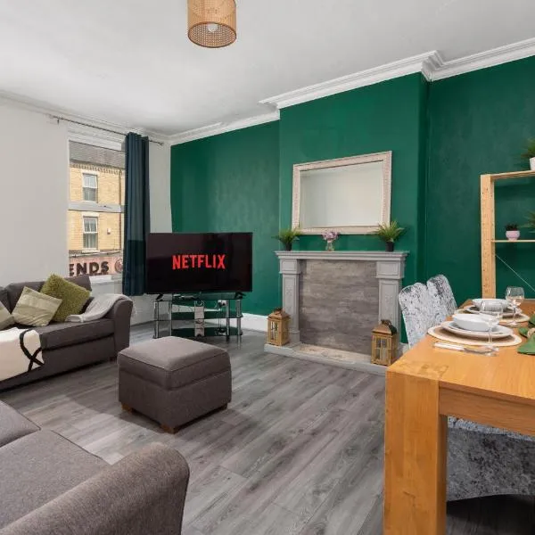 Spacious 4-bedroom Apartment - free public parking, hotel in Liverpool