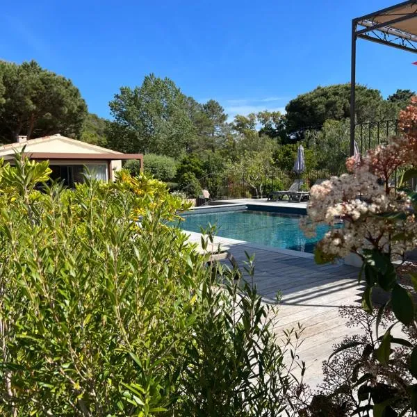 Hôtel les jardins de Sta Giulia avec piscine, hótel í Porto-Vecchio