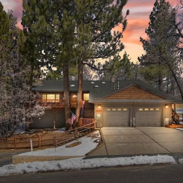 Oak Pines Lodge W Spa & fenced backyard, ξενοδοχείο σε Big Bear Lake