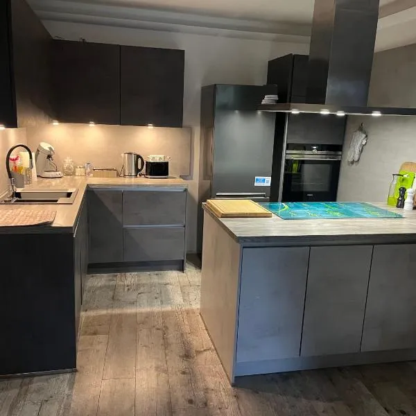 Geräumige, moderne 110 qm Wohnung Nähe Messe Essen, hotel in Essen