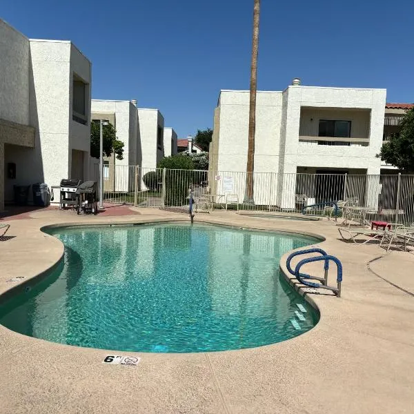Beautiful Scottsdale Condo, hotel in Scottsdale