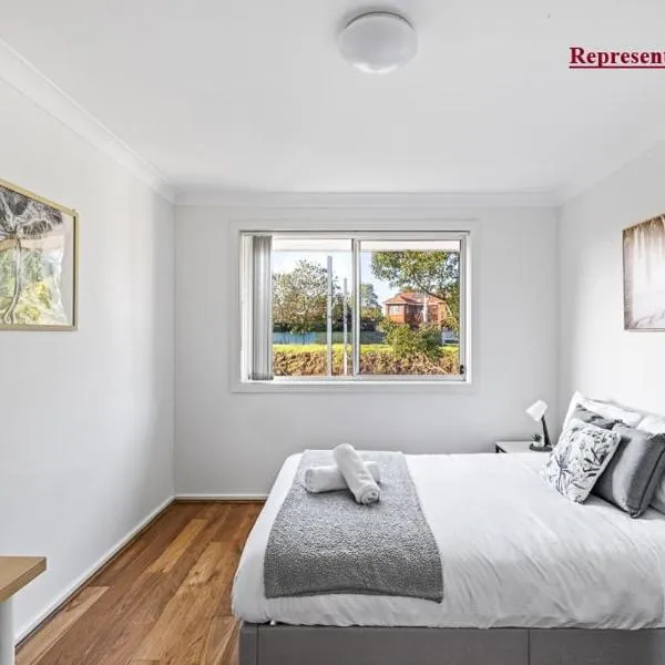 Serene Double Room in Panania - Close to Stations & Shops - Shared Bathroom, ξενοδοχείο σε Panania