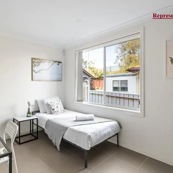 Cozy Single Room in Panania - Close to Station & Eateries - Shared Bathroom, hotel v destinácii Panania