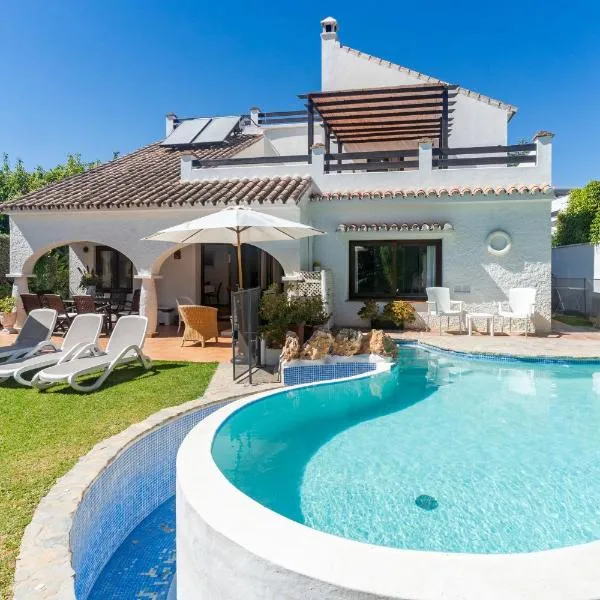Villa by the beach 5 bedrooms, hotel in Marbella