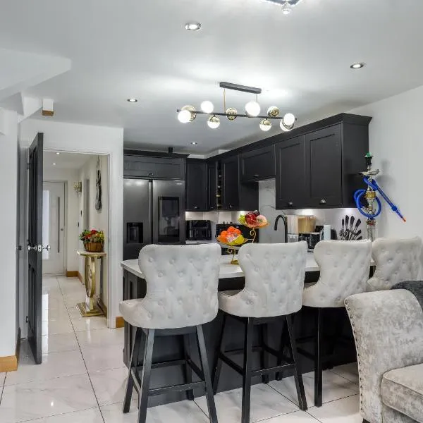 Luxurious 4 Bedroom House, hotel in Liverpool