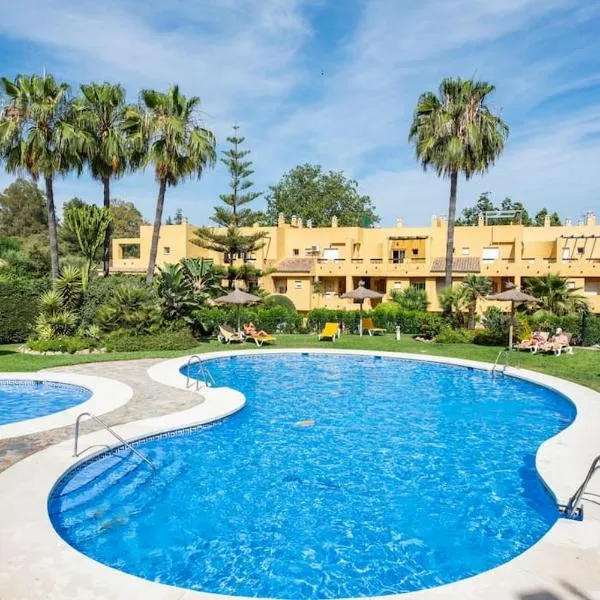Apartamento en Marbella Guadalmina primera linea de campo de golf Los Cartujanos, hotel en Marbella