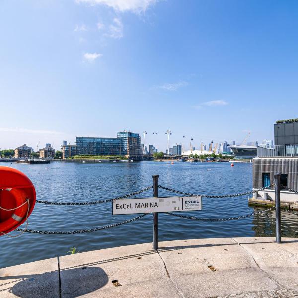 Spacious Excel London Apartment with Balcony, River View and Parking Sleeps 8, London