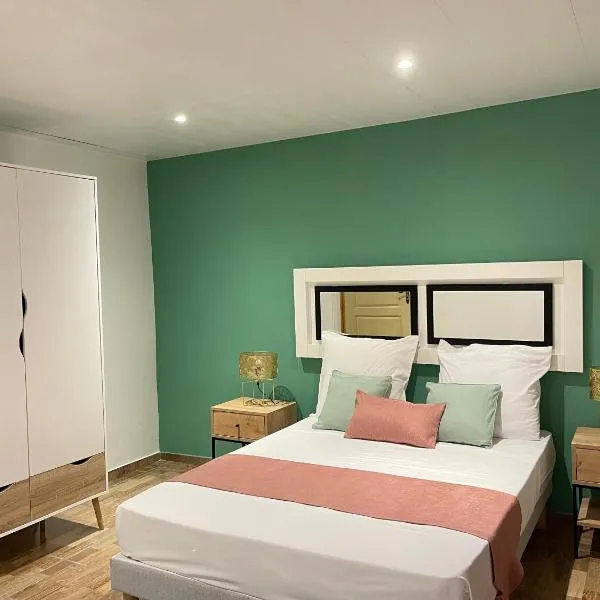 A MO TI KOTE - Piscine - au cœur de Montsinéry, hotel din Guenouillet