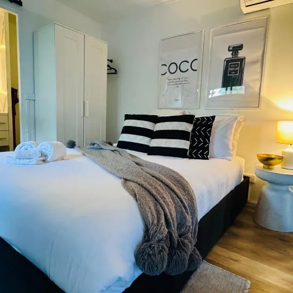 Stylish tiny home in Melton west, hotel en Melton