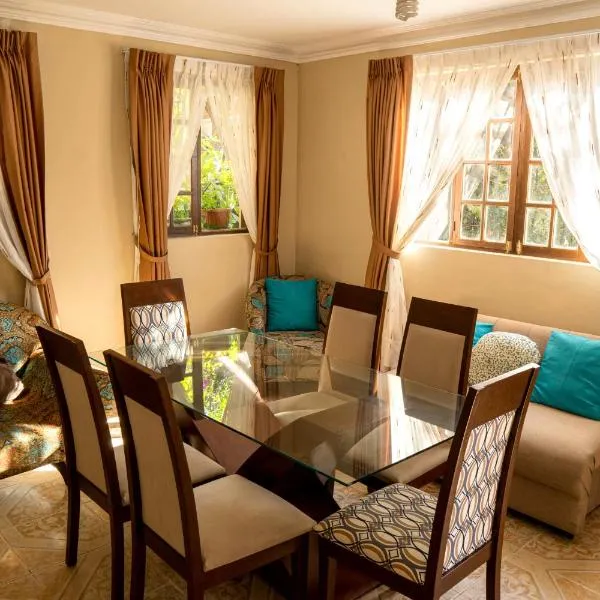 Apartamento tipo Dúplex en Sucre con garaje, hotel in Sucre