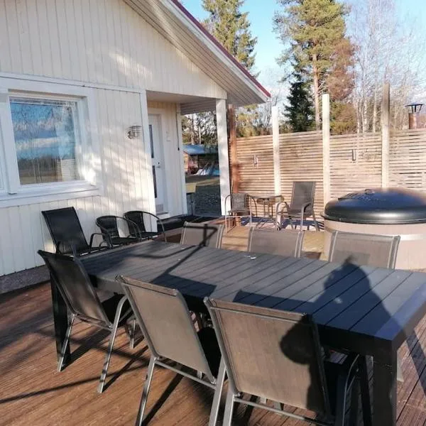 Viihtyisä saunamökki päärakennuksen takana, oma rauha, хотел в Nivala