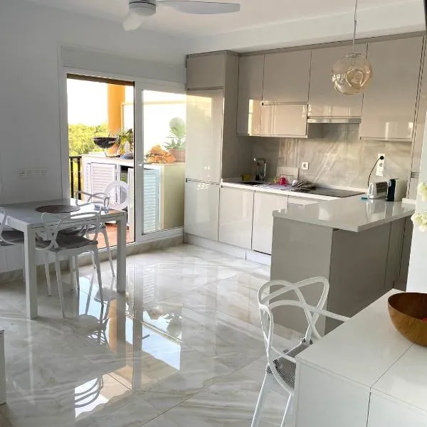 Marbella beachfront apartment Romana Playa Elviria, ξενοδοχείο στη Μαρμπέλλα